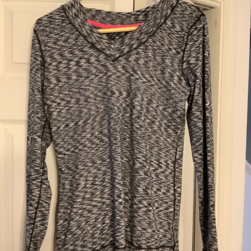 Cuddle Duds Flex Fit Women's Size L Black White Print Long Sleeve V-Neck Top